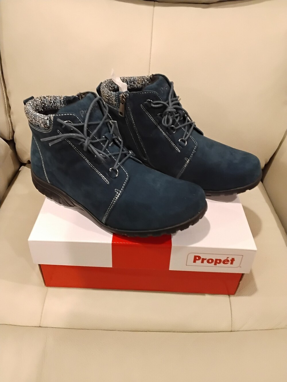 NWT 11- 2E (Extra Wide) Navy Suede Propet Boots